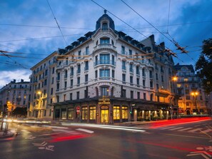 Un hotel imponente de estilo arquitectónico europeo clásico, con varios balcones y una entrada destacada.