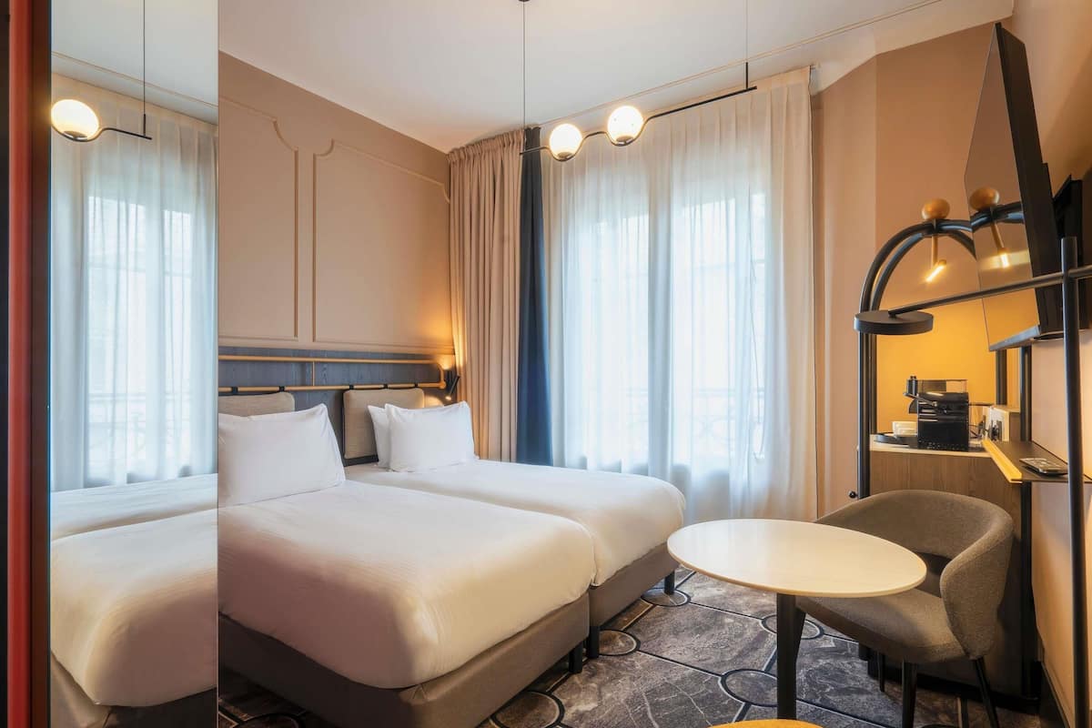 Habitación superior, 2 camas individuales | Minibar, caja de seguridad en la habitación y escritorio