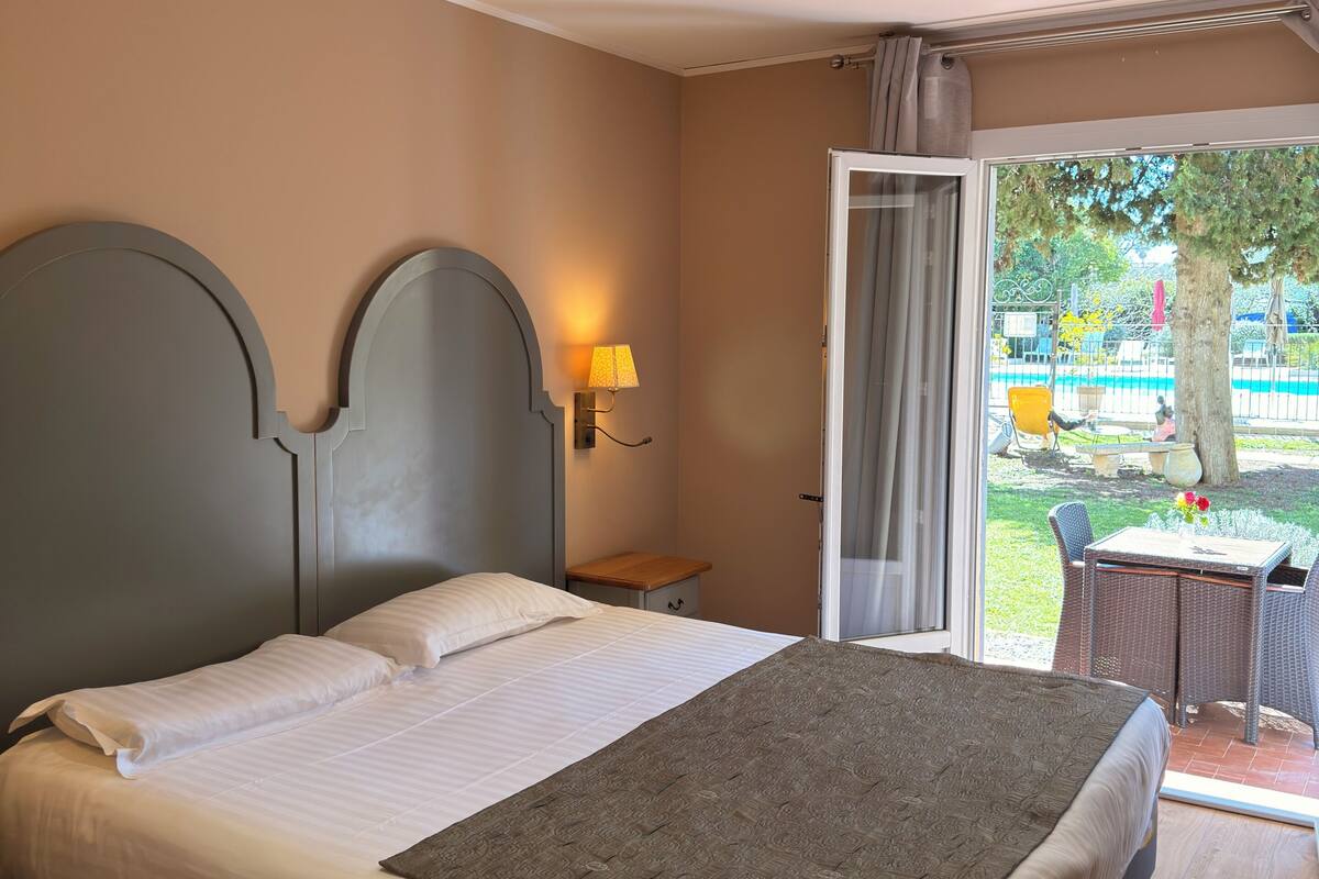 Habitación doble, terraza | Ropa de cama de alta calidad, colchones Select Comfort, minibar