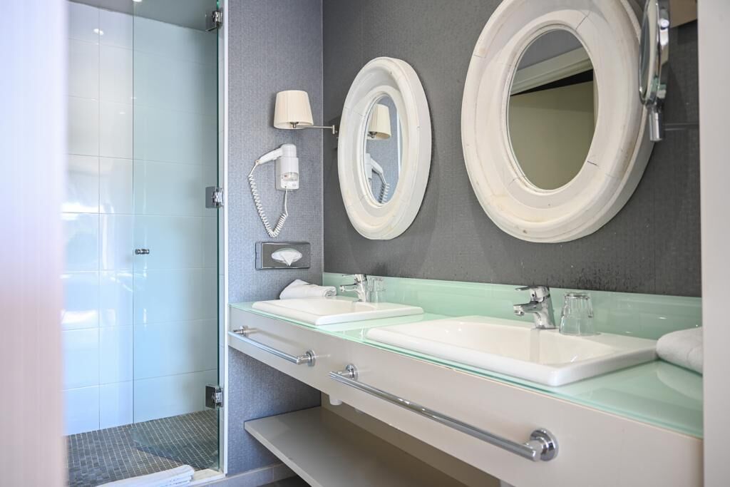 suite, terrace | bathroom sink