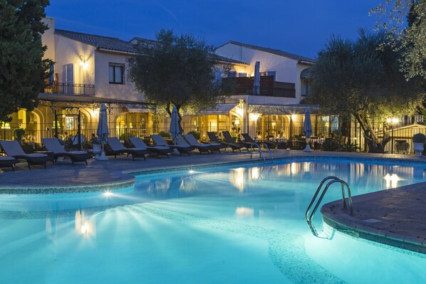 Piscine extérieure en saison, parasols, chaises longues