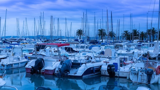 A marina filled with various boats, including sailboats and motorboats, docked closely together. - The Originals City, Hôtel Galaxie, Nice Aéroport (Saint-Laurent-du-Var)