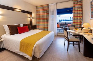 Minibar, escritorio y sistema de insonorización 