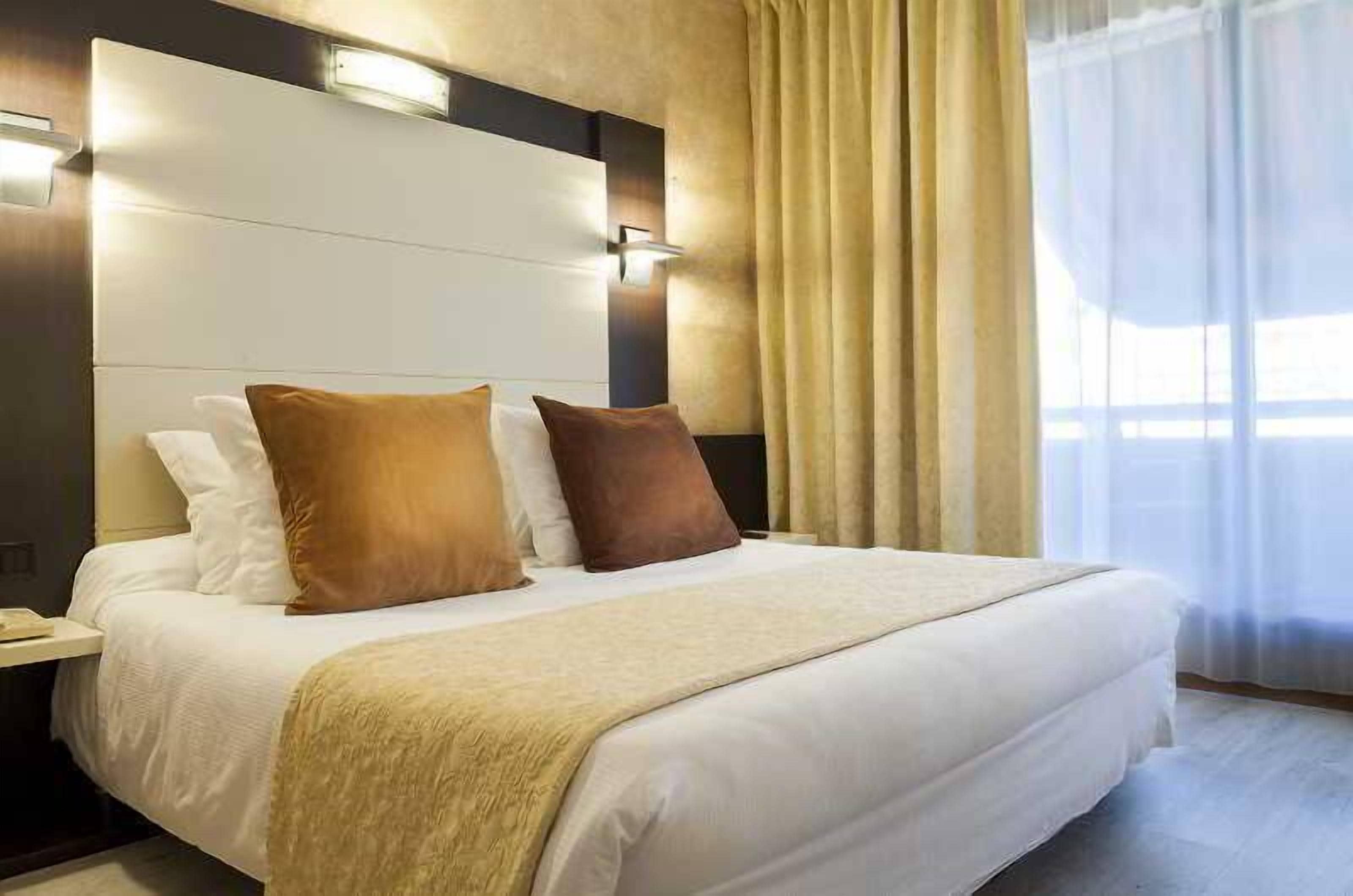 Minibar, escritorio, insonorización y tabla de planchar con plancha 