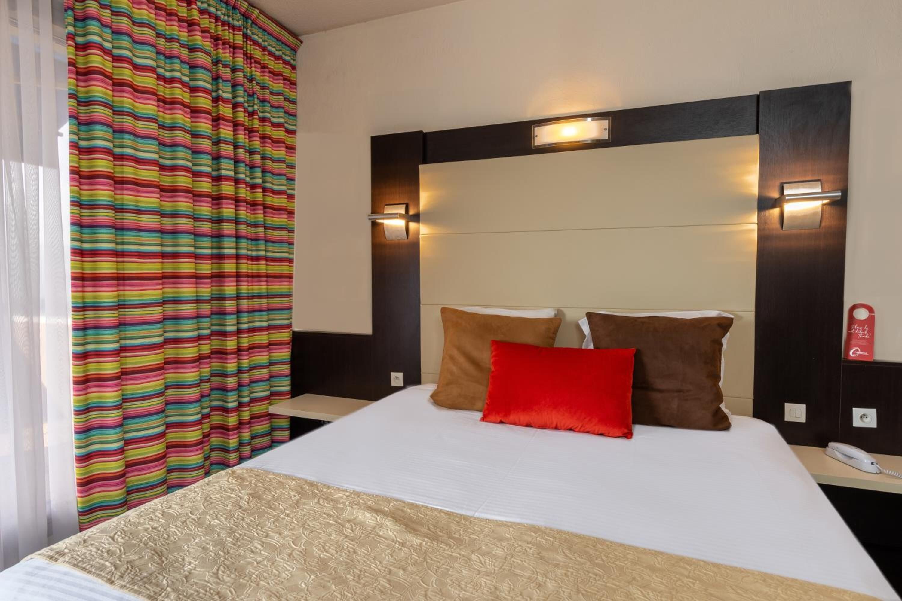 minibar, desk, soundproofing, iron/ironing board