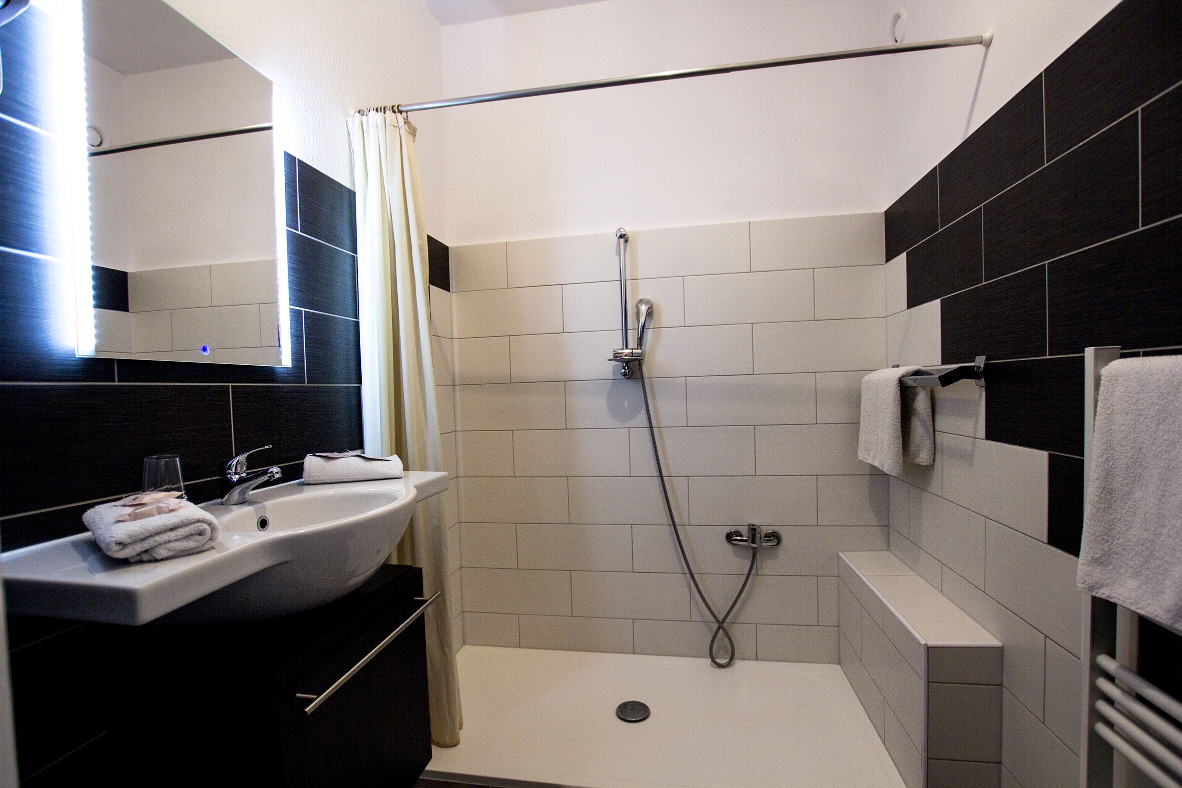 triple room | bathroom | combined shower/bathtub, free toiletries, hair dryer, bidet