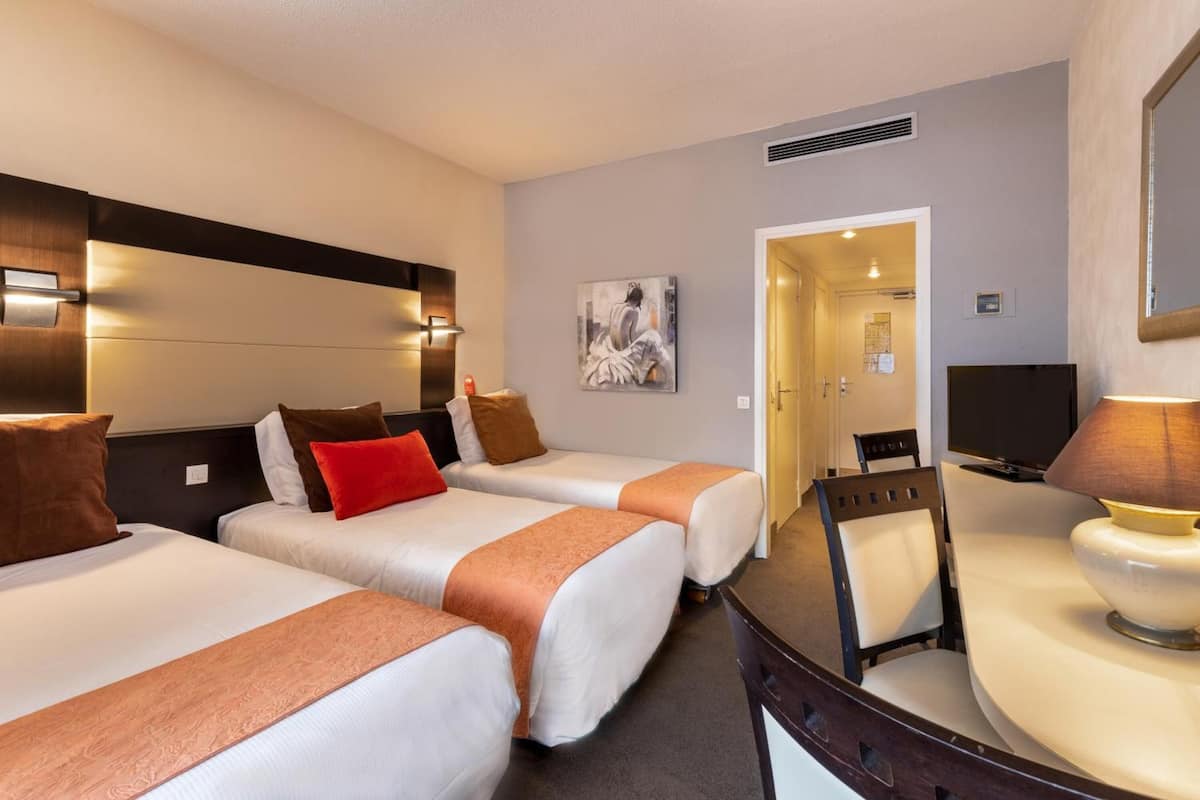 minibar, desk, soundproofing, iron/ironing board