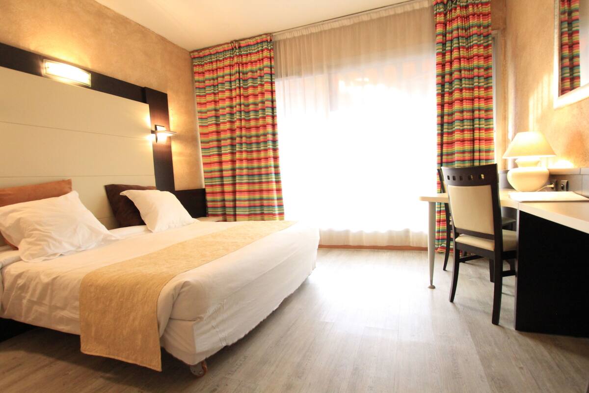 Double Room | Minibar, desk, soundproofing, iron/ironing board (on request)