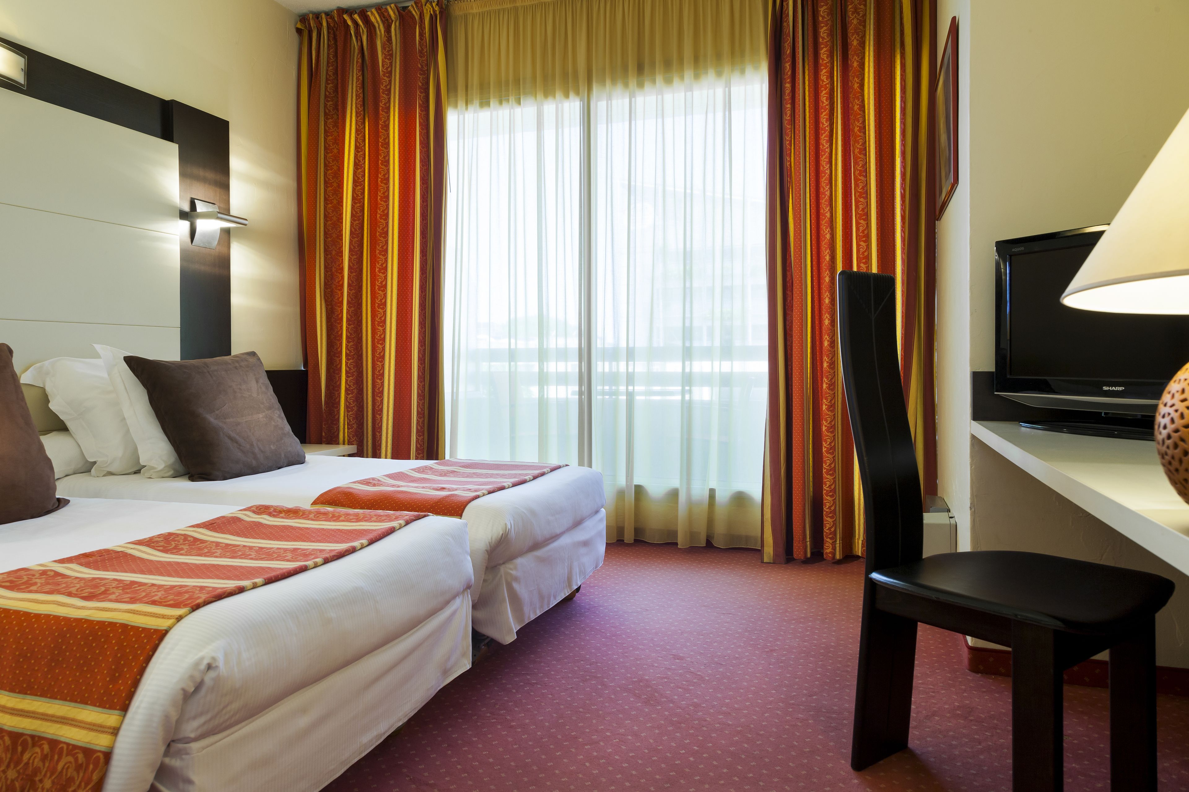 minibar, desk, soundproofing, iron/ironing board