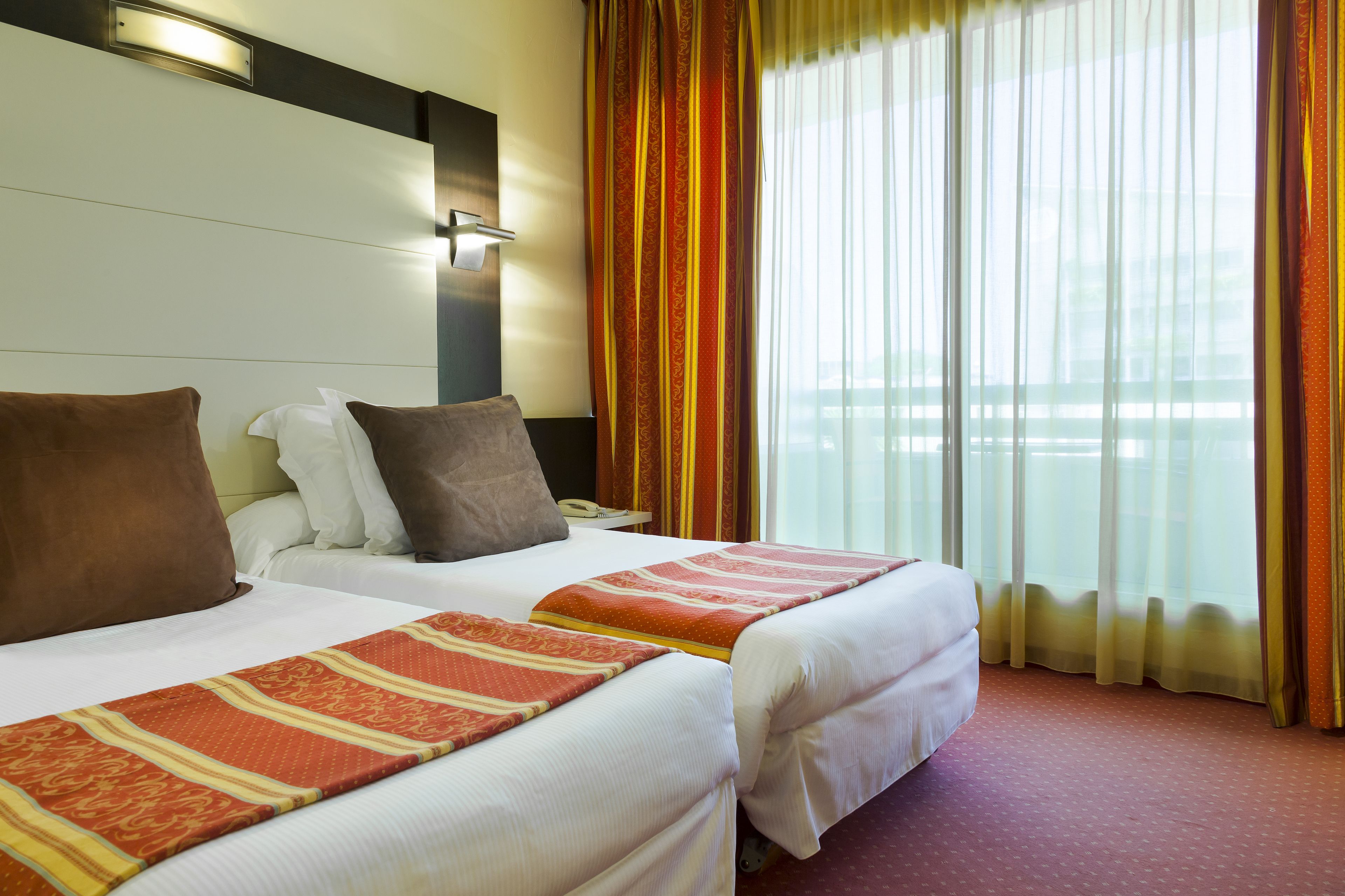 minibar, desk, soundproofing, iron/ironing board