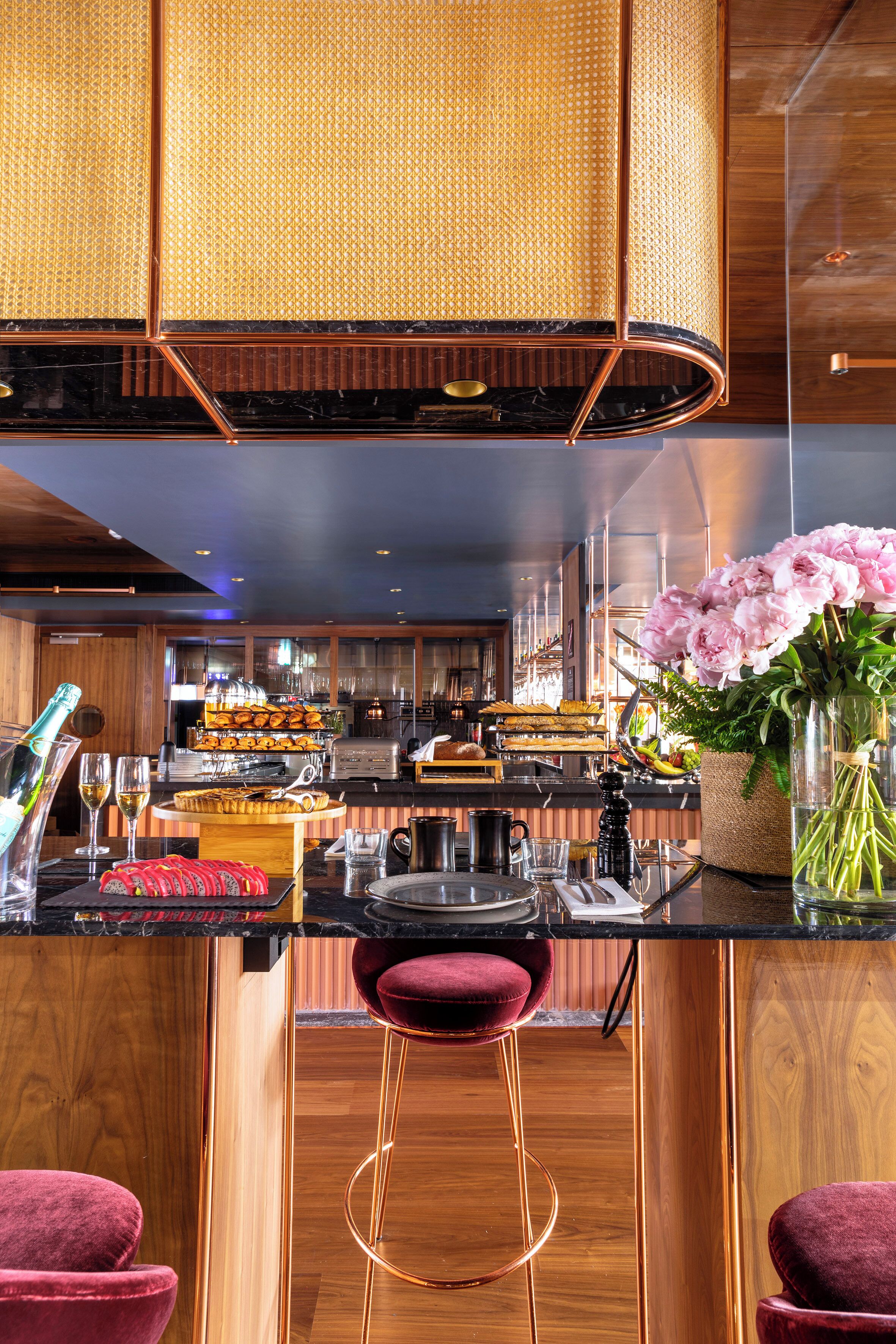 Se sirven desayunos, comidas y cocina francesa con mesas al aire libre