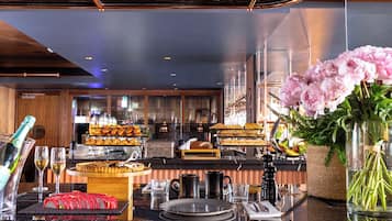 Sarapan dihidangkan, masakan Perancis, tempat makan di kawasan terbuka