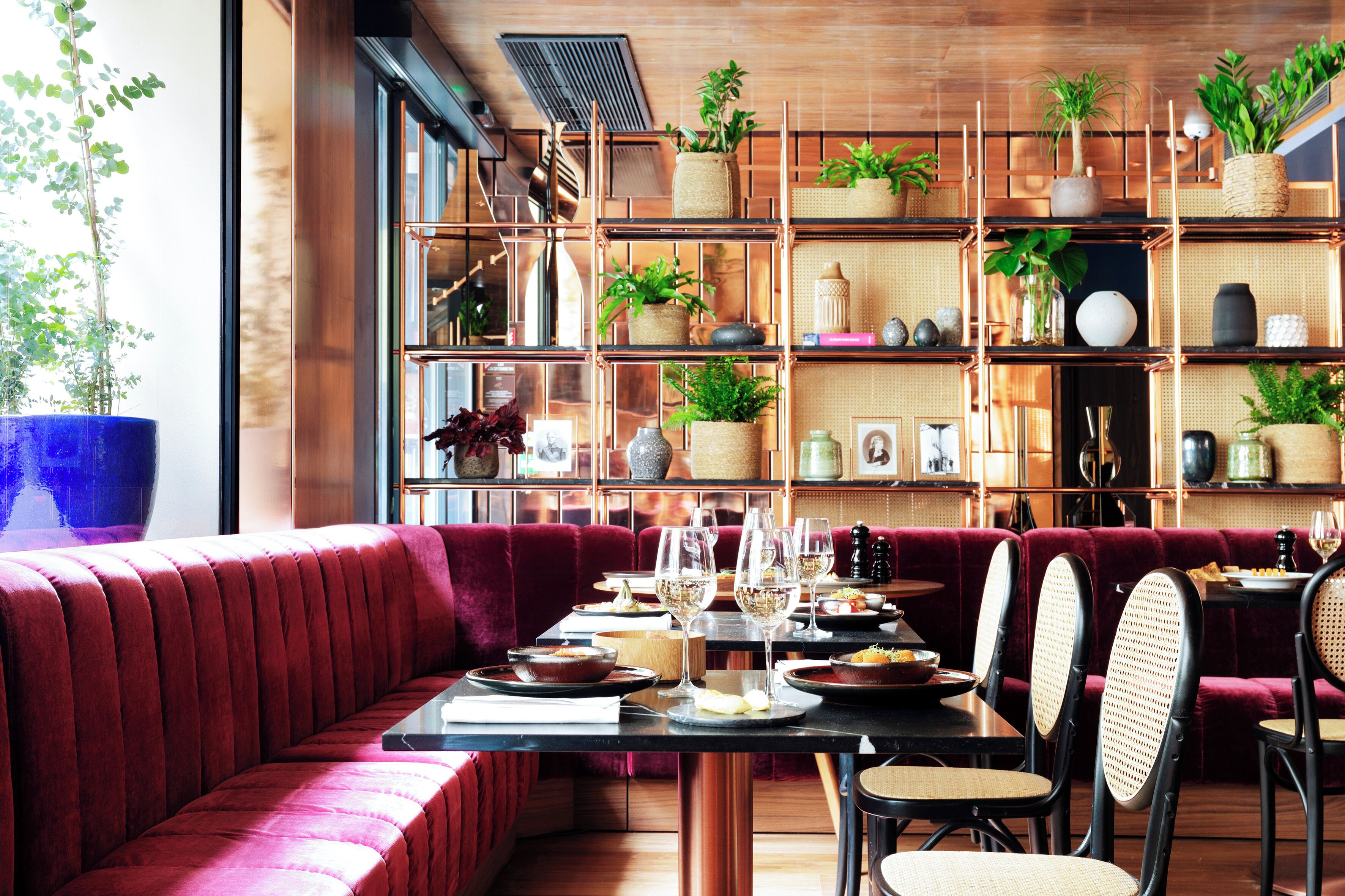 供應早餐、午餐、晚餐；法國菜；室外用餐