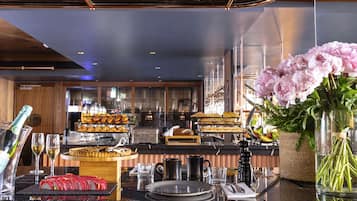 Breakfast, lunch, dinner served; French cuisine, alfresco dining