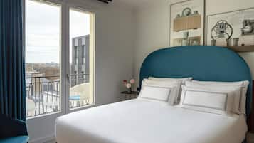 Ropa de cama de alta calidad y caja de seguridad en la habitación