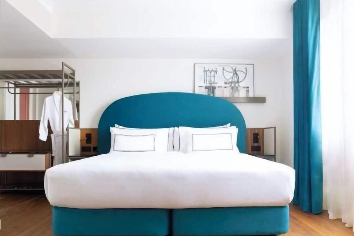 Premium bedding, in-room safe, individually furnished, desk