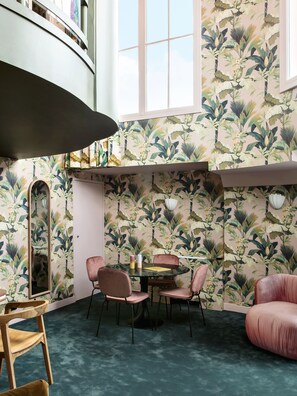 Suite Palmer Beach | Premium bedding, pillow-top beds, minibar, in-room safe - Hôtel Mercedes (Paris)