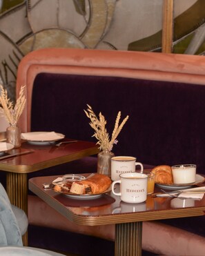 Daily buffet breakfast for a fee - Hôtel Mercedes (Paris)