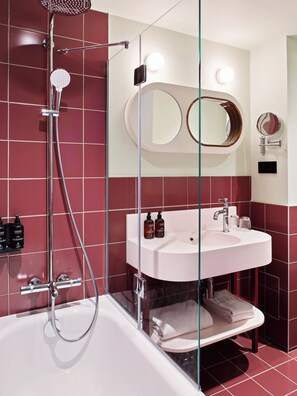 Shower, rainfall showerhead, free toiletries, hair dryer - Hôtel Mercedes (Paris)