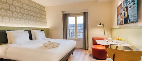 Deluxe studio | Een kluis op de kamer, een bureau, verduisterende gordijnen