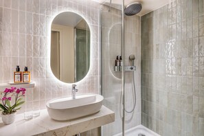 Apartment (4 pax) | Bathroom | Free toiletries, hair dryer, towels, soap - Citadines Les Halles Paris (Paris)