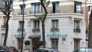 A building with the name 'ALIZ' and 'GRENNELLE' on the facade, featuring balconies with plants and a street view. - Hôtel Alizé Grenelle Tour Eiffel (Paris)