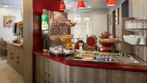 A breakfast bar with various food items and a coffee station. - Hôtel Alizé Grenelle Tour Eiffel (Paris)