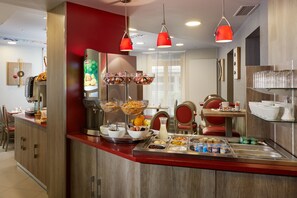 Tägliches Frühstücksbuffet (13.50 EUR pro Person)