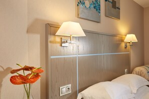 Double Room, Bathtub | In-room safe, desk, blackout drapes, free WiFi