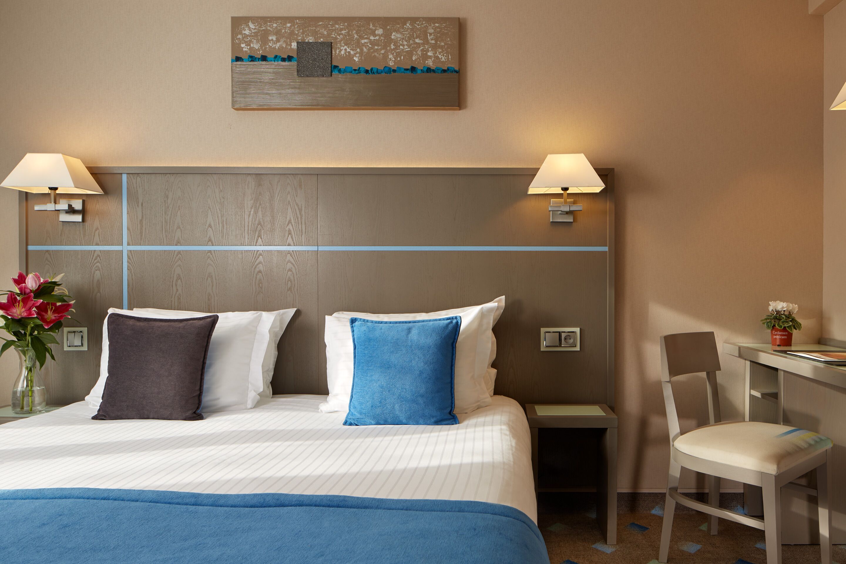 double room (king size bed) | 1 bedroom, in-room safe, desk, blackout curtains