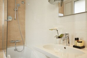 Habitación con 2 camas individuales | Caja fuerte, escritorio, cortinas opacas y wifi gratis
