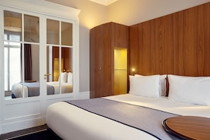 Chambre Standard, 1 très grand lit, vue ville | Literie hypoallergénique, articles gratuits dans le mini-bar