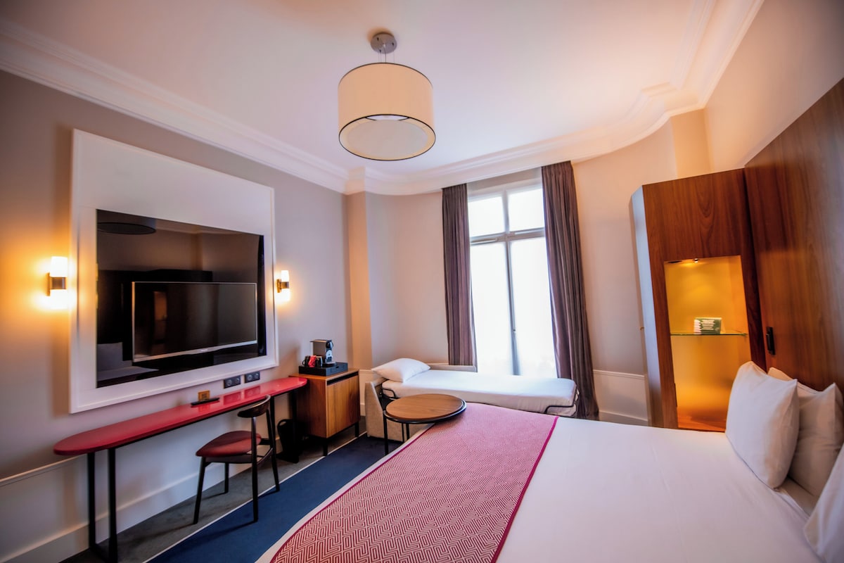 Premium Room, 1 King Bed with Sofa bed, City View | Hypo-allergenic bedding, free minibar, in-room safe, desk