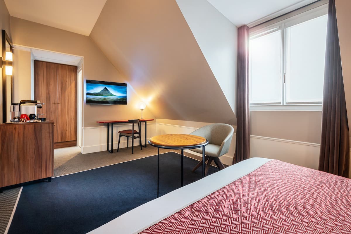 Hypo-allergenic bedding, free minibar, in-room safe, desk