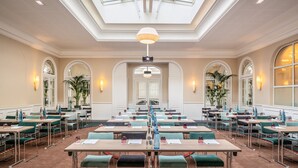 A conference room with tables, chairs, and a large skylight. - Holiday Inn Paris - Gare de Lyon Bastille by IHG (Paris)