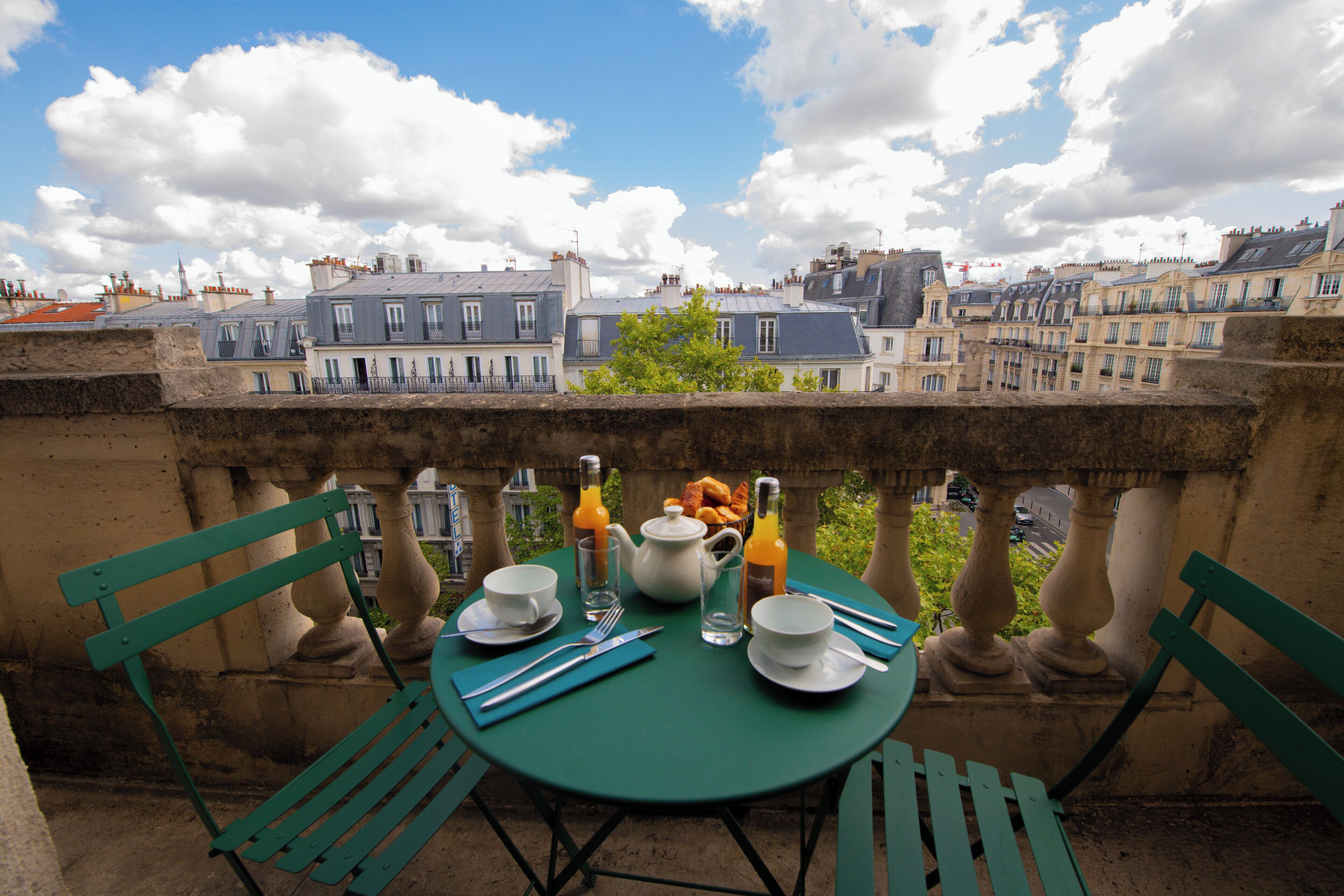 hypo-allergenic bedding, free minibar, in-room safe, desk