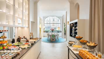 Desayuno buffet (EUR 23 por persona)