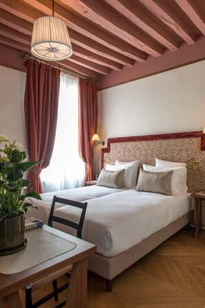 Premium bedding, minibar, in-room safe, desk - L'Hôtel Fougère (Paris)