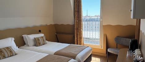 Triple Room | Minibar, in-room safe, desk, soundproofing
