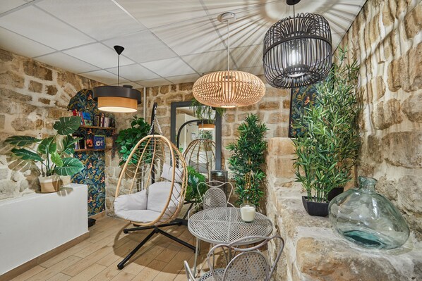 Lobby sitting area - Hotel Berne Opera (Paris)