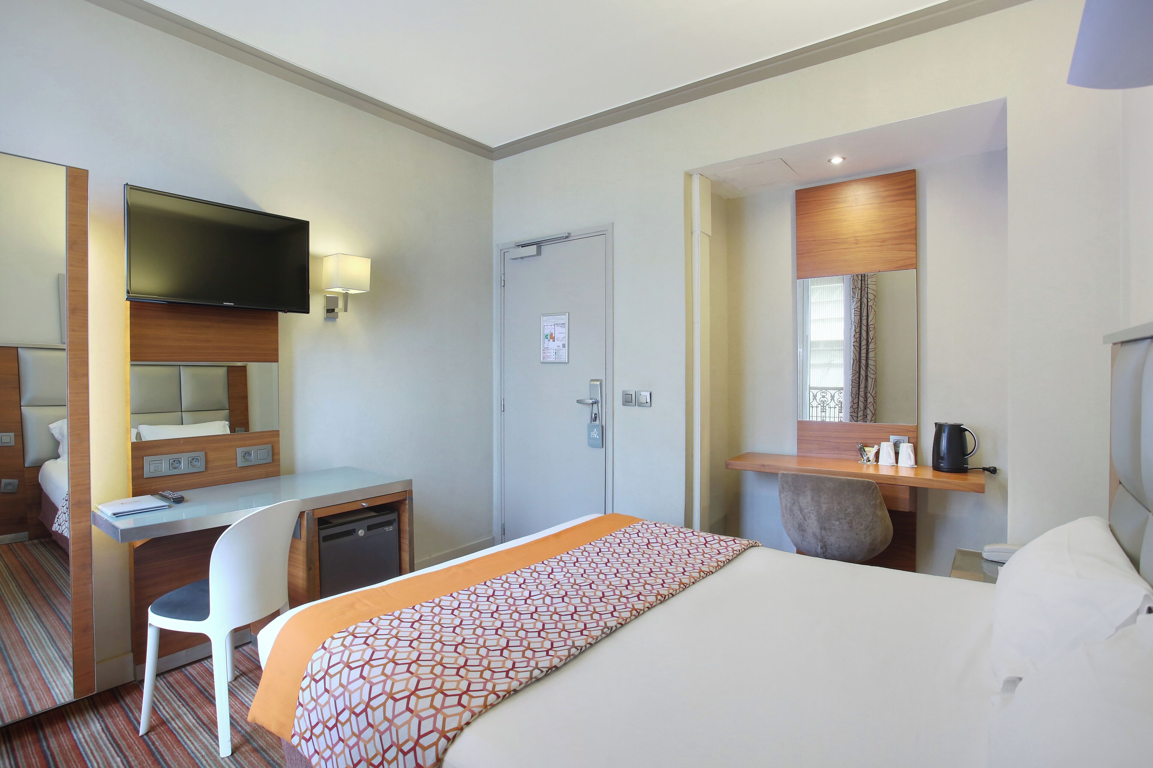 Minibar, coffres-forts dans les chambres, bureau, chambres insonorisées