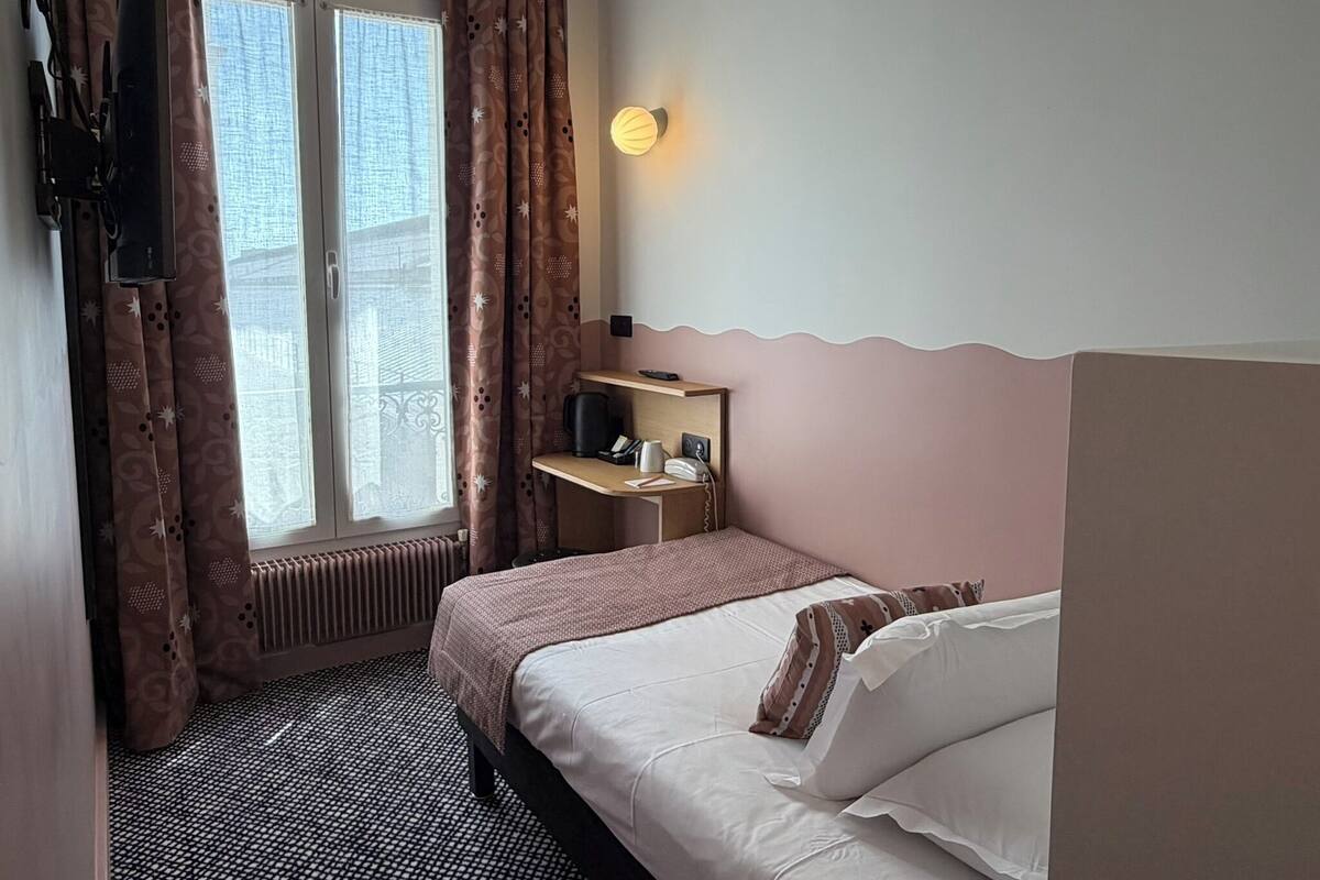Single Room | Minibar, in-room safe, desk, soundproofing