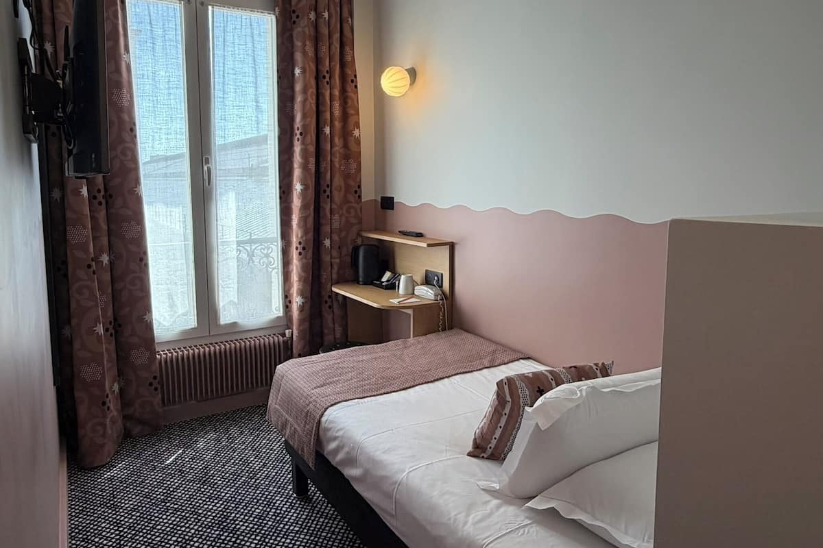 Single Room | Minibar, in-room safe, desk, soundproofing