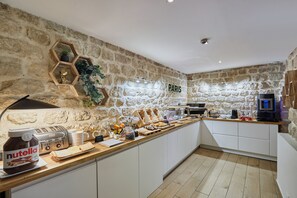 Tägliches Frühstücksbuffet gegen Gebühr