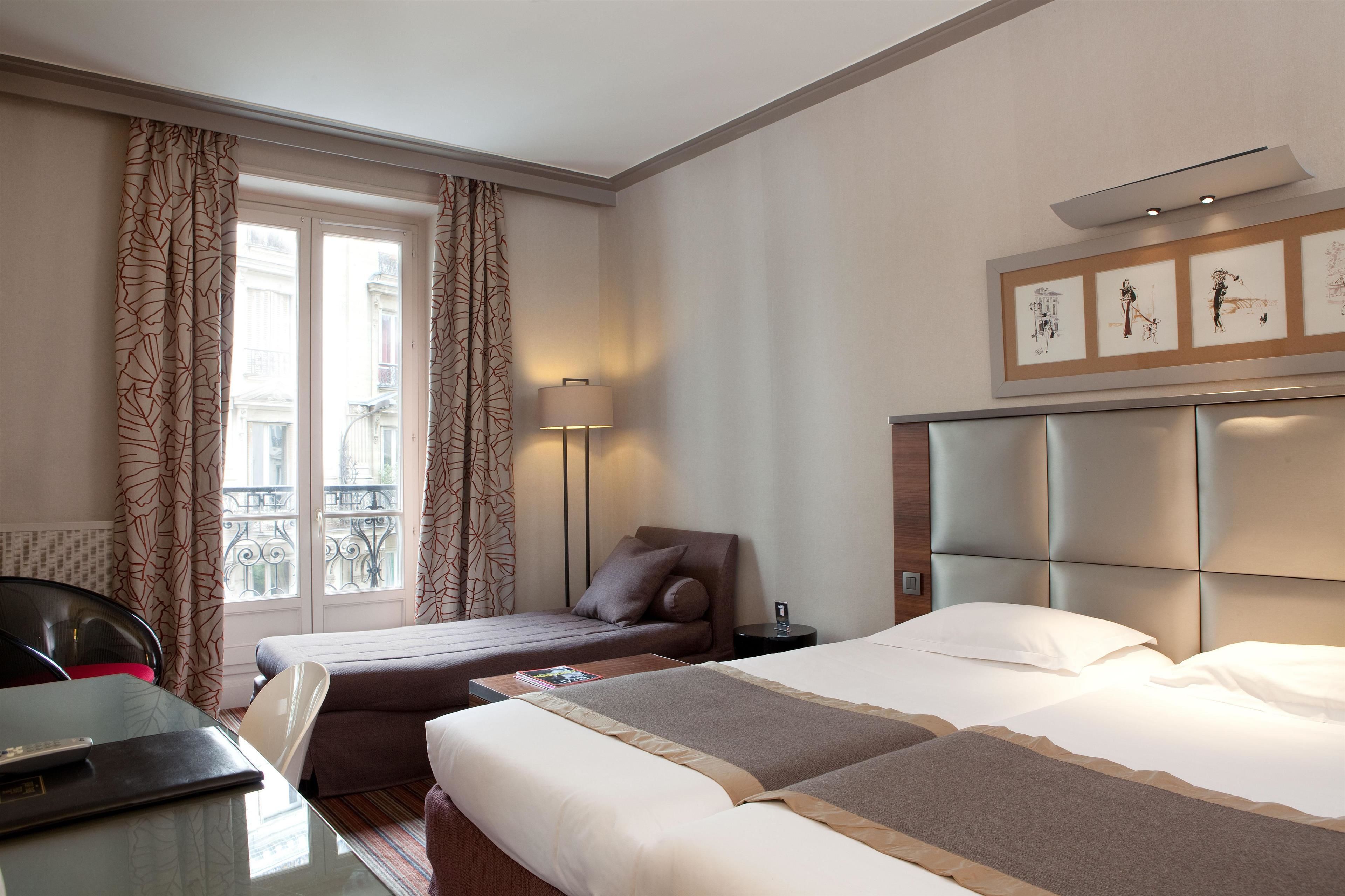 Minibar, caja de seguridad en la habitación y escritorio 