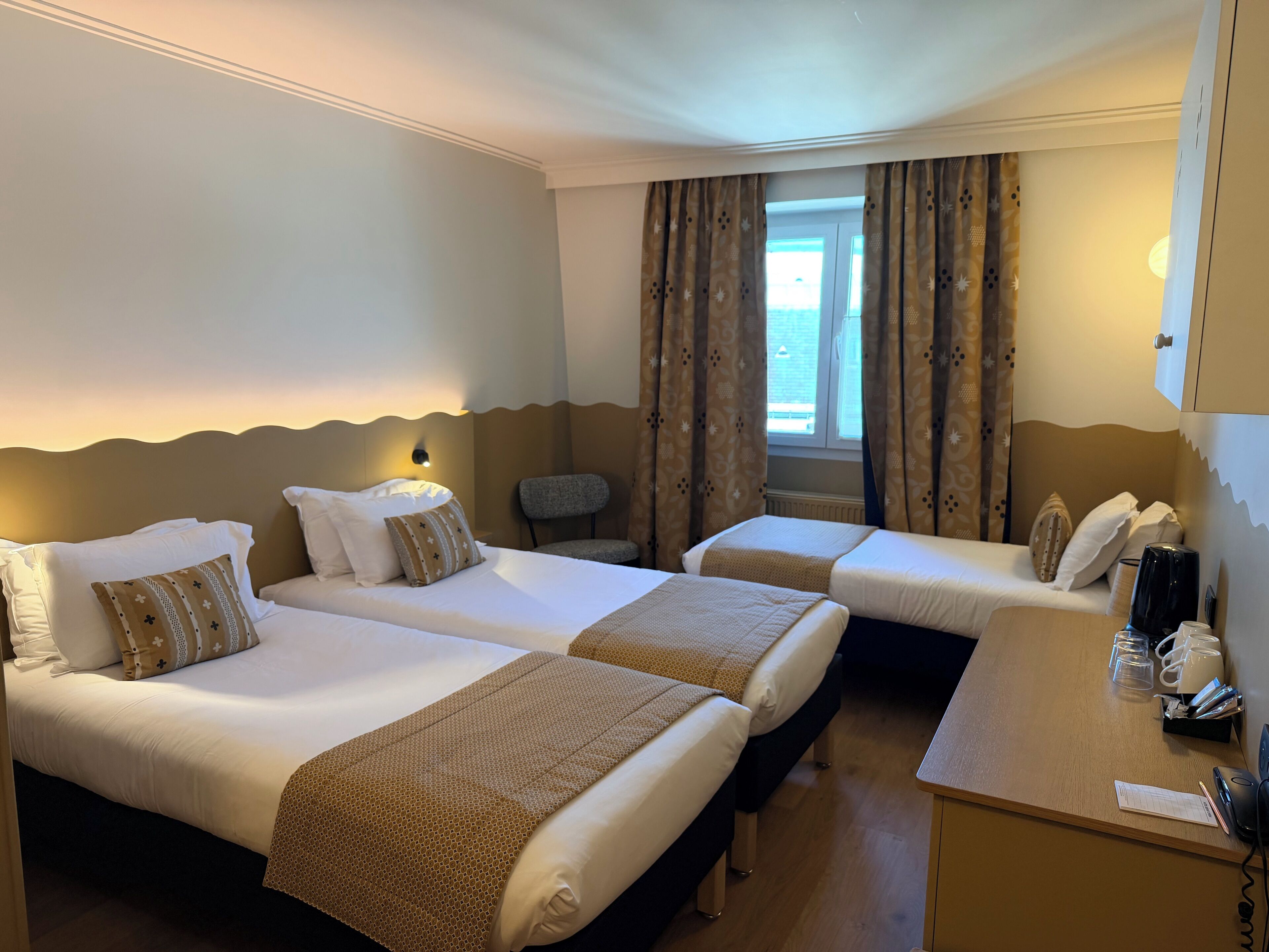 Quarto triplo | Frigobar, cofres nos quartos, escrivaninha, quartos à prova de som