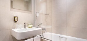 Shower, hair dryer, towels - Hotel Waldorf Montparnasse (Paris)