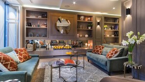 Lobby-lounge