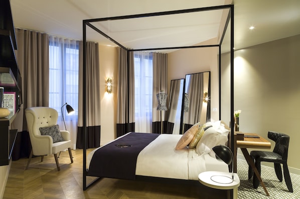 Suite (Couture) | In-room safe, desk, laptop workspace, blackout curtains