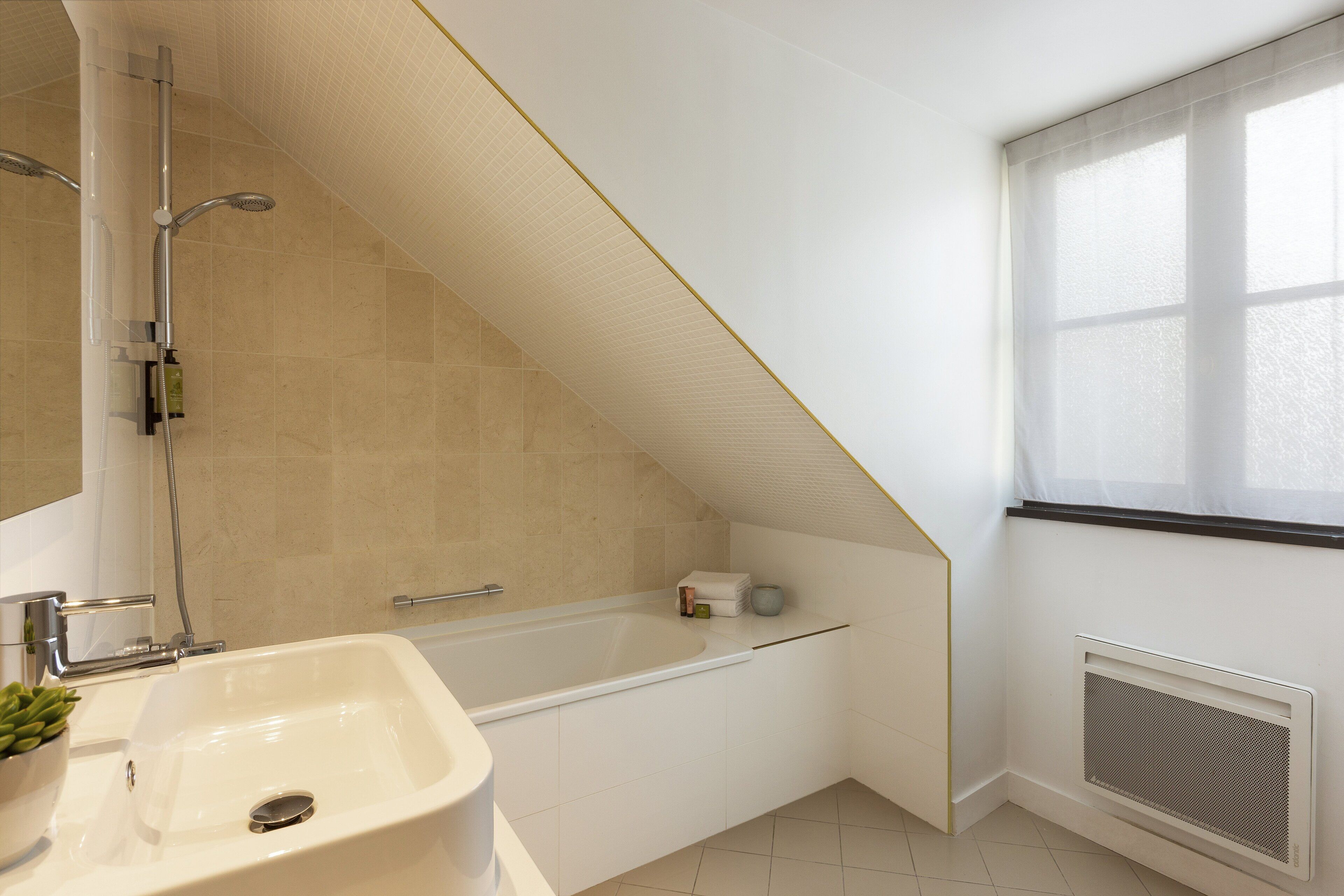 Une salle de bain moderne avec une baignoire, un lavabo et une douche.